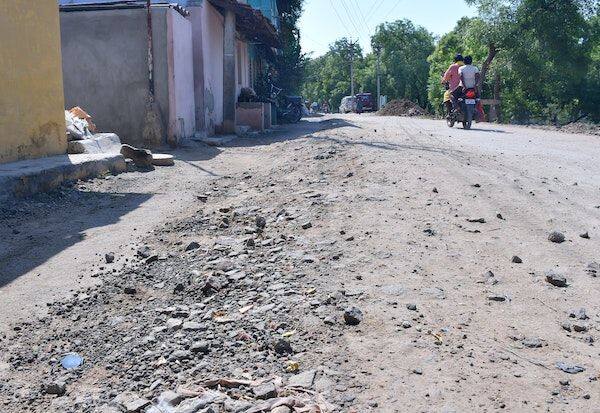 Motorists suffer on potholed Chatthar-Vellakarai road    குண்டும் குழியுமான  சாத்துார்-வெள்ளக்கரை ரோடு வாகன ஓட்டிகள் அவதி