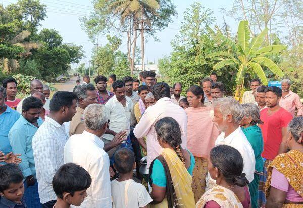 Repair of drinking water motor: Villagers strike    குடிநீர் மோட்டார் பழுது: கிராம மக்கள் மறியல் 