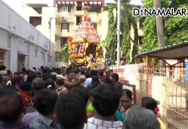 Vadapalani Lord Murugan Temple procession: Devotees are ecstatic  வடபழநி ஆண்டவர் திருக்கோயில் தேரோட்டம்: பக்தர்கள் பரவசம்