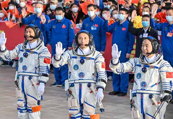 China sets new record by sending civilians into space   விண்வெளிக்கு சாமானியரை அனுப்பி சீனா புதிய சாதனை