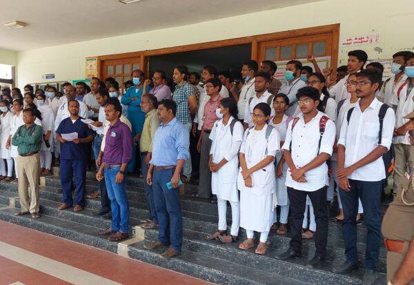 Doctors protest in Thiruvannamalai to condemn the Collector   கலெக்டரை கண்டித்து டாக்டர்கள் திருவண்ணாமலையில் ஆர்ப்பாட்டம்