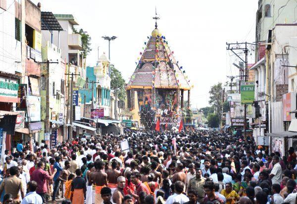 Pataleeswarar temple procession; Thousands of devotees participate   பாடலீஸ்வரர் கோவில் தேரோட்டம்; ஆயிரக்கணக்கான பக்தர்கள் பங்கேற்பு