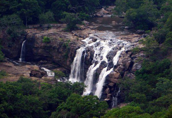 Dhavanam Falls is a tourist attraction   பயணிகளை கவரும் துாவானம் நீர்வீழ்ச்சி