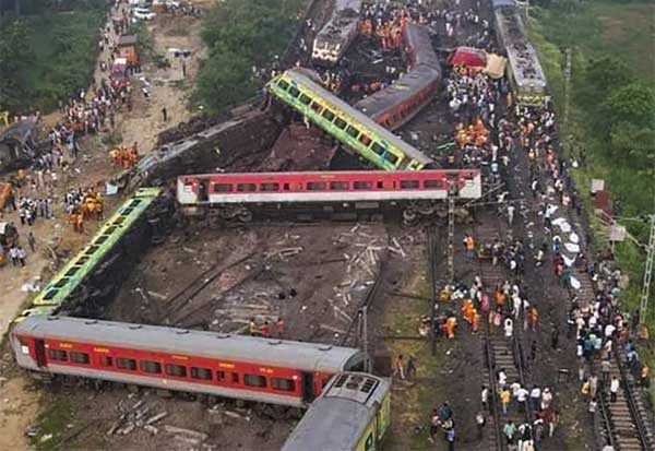 Never seen such an accident! Train crash survivors meltdown  'இதுபோன்ற விபத்தை பார்த்ததில்லை!' ரயில் விபத்தில் உயிர் பிழைத்தவர்கள் உருக்கம்