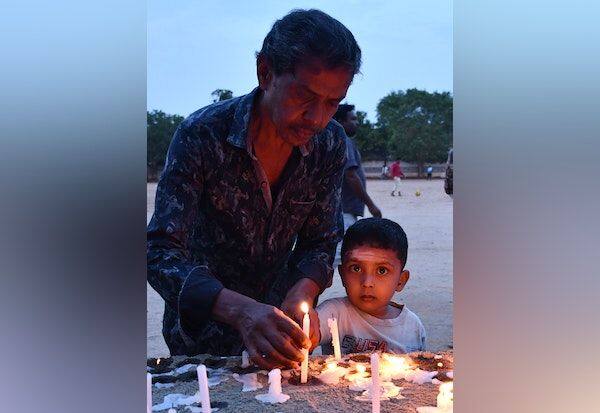 Tribute by lighting candles in Tirupur   திருப்பூரில் மெழுகுவர்த்தி ஏற்றி வைத்து அஞ்சலி