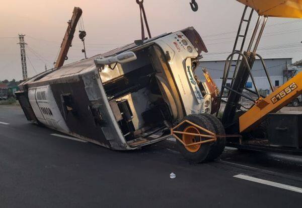 Private luxury bus overturns, 8 injured   தனியார் சொகுசு பஸ் கவிழ்ந்து 8 பேர் காயம்