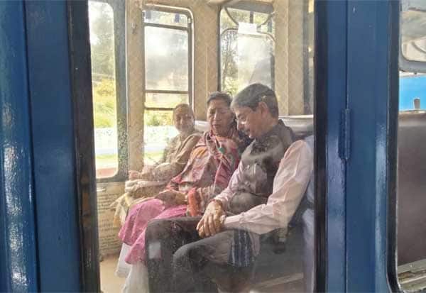 Governor RN Ravis journey by Ooty hill train!   ஊட்டி மலை ரயிலில் கவர்னர் ரவி பயணம்