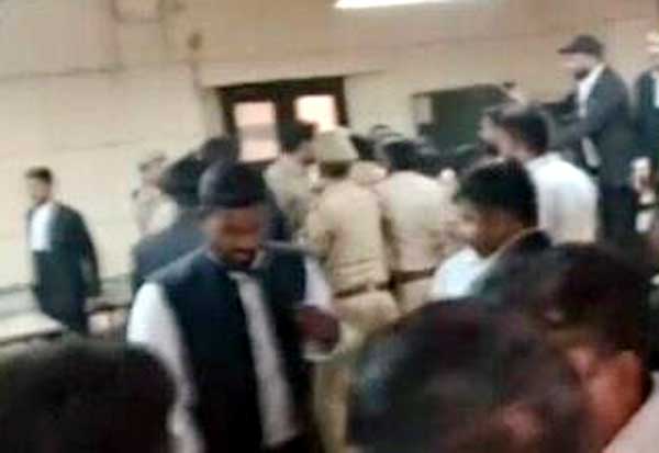 Dada shot dead while appearing in court in UP  உ.பி.யில் கோர்ட்டில் ஆஜராக வந்த தாதா சுட்டுக்கொலை