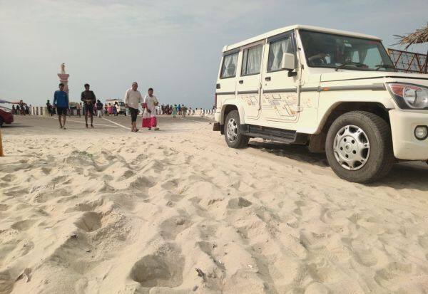 Tourists suffer due to sand blocking the road    சாலையை மூடியது மணல் சுற்றுலா பயணிகள் அவதி
