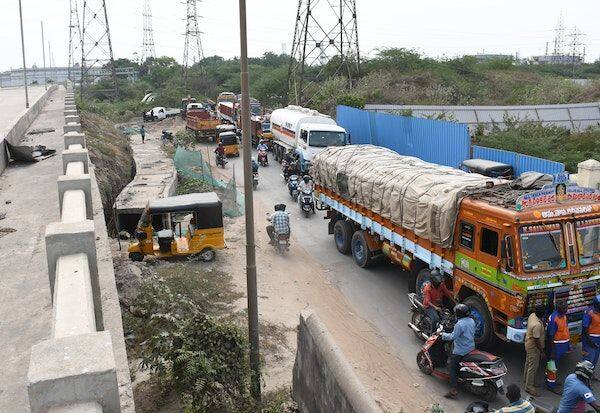 Heavy traffic jam in Tiruvottiyur due to lorry stopped without diesel   டீசல் இல்லாமல் நின்ற லாரியால் திருவொற்றியூரில் கடும் நெரிசல்