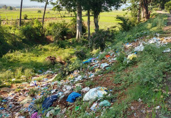 Fine for dumping garbage on Kanmai bank - Kudalur municipality warning   கண்மாய் கரையில் குப்பை  கொட்டினால் அபராதம் -கூடலுார் நகராட்சி எச்சரிக்கை