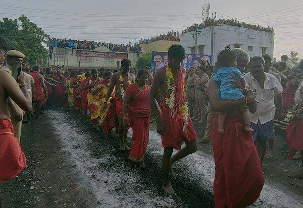   6,000 devotees come down to the flower well in the Palani temple festival  பழநி கோயில்  விழாவில் 6 ஆயிரம்  பக்தர்கள் பூக்குழி இறங்கி நேர்த்திக்கடன்