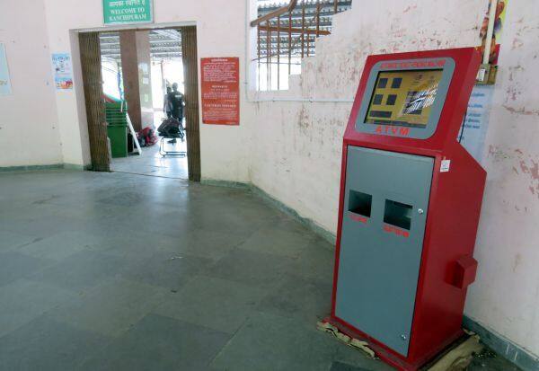  Transfer at the ticket issuing machine at the railway station   டிக்கெட் வழங்கும் இயந்திரம் ரயில் நிலையத்தில் இடமாற்றம்