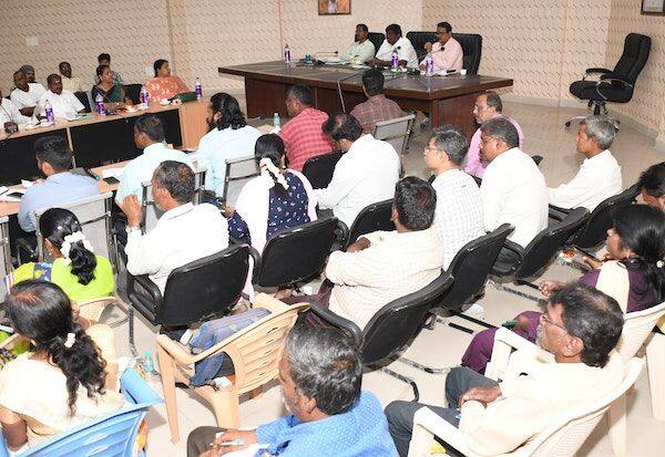  Resolution of 42 classrooms at Rs.12 crore in Manali Mandal meeting   ரூ.12 கோடியில் 42 வகுப்பறைகள் மணலி மண்டல கூட்டத்தில் தீர்மானம்