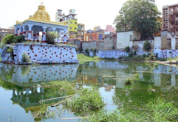 Madurai Kudalazhakar temple pond turned sewage pond    கழிவுநீர் குளமாக மாறிய மதுரை கூடலழகர் கோயில் குளம் 