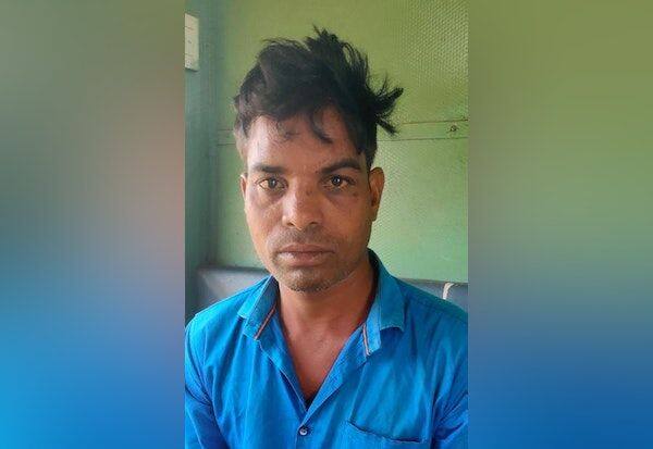  A lumberjack drunken son was caught on the rail   தண்டவாளத்தில் மரக்கட்டை '‛குடி'மகன் பிடிபட்டார்
