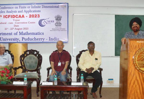 Jika Anda unggul di bidang Matematika, Anda juga bisa meraih kesuksesan di bidang lain.Pidato oleh Wakil Rektor Gurmeet Singh |  Wakil Rektor Gurmeet Singh mengatakan jika Anda unggul dalam matematika, Anda bisa meraih prestasi di bidang lain juga.