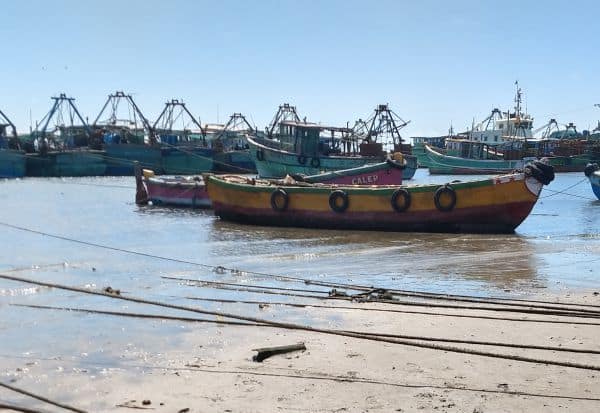  Fear of Sri Lankan Navy Attack: Fishermen who do not go fishing     இலங்கை கடற்படை தாக்குதல் அச்சம்: மீன்பிடிக்க செல்லாத மீனவர்கள் 