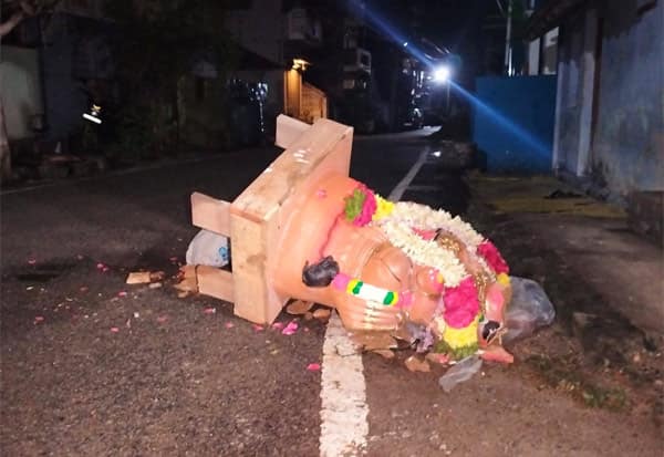 Vinayagar Chaturthi 2023: Ganesha idol thrown in the midnight and broken  நள்ளிரவில் விநாயகர் சிலை நடுரோட்டில் வீசி உடைப்பு; வாழப்பாடியில் பரபரப்பு