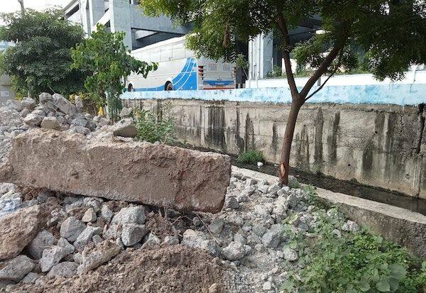  Removal of cement blocks obstructing drains    ஓடை துார்வார இடையூறான சிமென்ட் சட்டங்கள் அகற்றம்