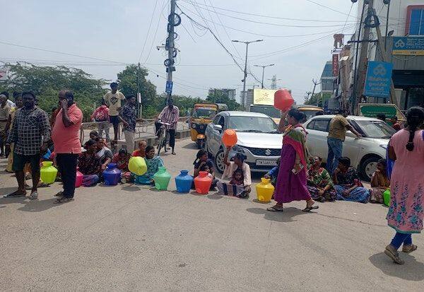  Women picket in Semmancheri with empty jugs    காலி குடத்துடன் பெண்கள் செம்மஞ்சேரியில் மறியல்