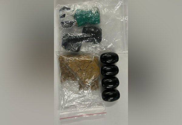 4 kg gold gum smuggled in flight seized    விமானத்தில் கடத்தி வரப்பட்ட  4 கிலோ தங்க பசை பறிமுதல்