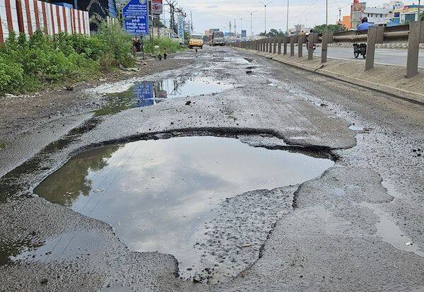  Risk of accident on rough access road    கந்தலான அணுகு சாலையில் விபத்து அபாயம்