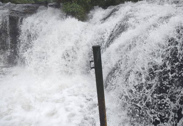  Tourists evacuated due to flooding in Kumbakarai    கும்பக்கரையில் வெள்ளப்பெருக்கு  சுற்றுலா பயணிகள் வெளியேற்றம்