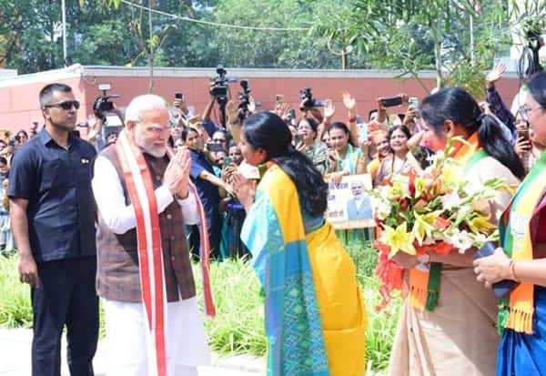 Vanathi touched PM Modis feet and bowed down   பிரதமர் மோடியின் காலை தொட்டு வணங்கி வசவு வாங்கிய வானதி