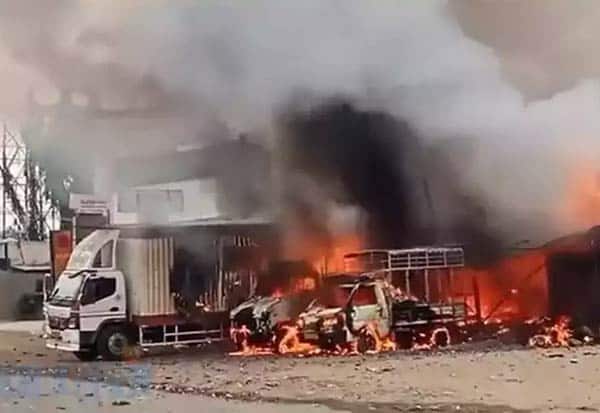 அத்திப்பள்ளி அருகே பட்டாசு கடையில் வெடி விபத்து:13 பேர் பலி; வாகனங்களும்  தீக்கிரை | Firecracker explosion near Athipalli: 9 killed; Vehicles are  also on fire | Dinamalar