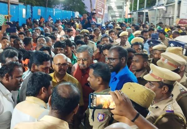  Protest by devotees demanding cancellation of darshan fee in Tiruchendur Police attack More than 200 arrested   திருச்செந்தூரில் தரிசன கட்டணத்தை ரத்து செய்ய கோரி போராட்டம்: பலர் கைது  