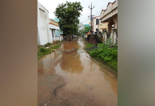  Rainwater ponding on the road in Tadaperumbakkam village    தடப்பெரும்பாக்கம் கிராமத்தில் சாலையில் மழைநீர் தேக்கம்