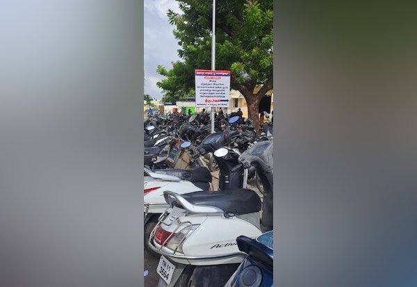  Police put up two-wheeler theft warning sign at hospital    மருத்துவமனையில் டூவீலர் திருட்டு:  எச்சரிக்கை பலகை வைத்த போலீஸ்  