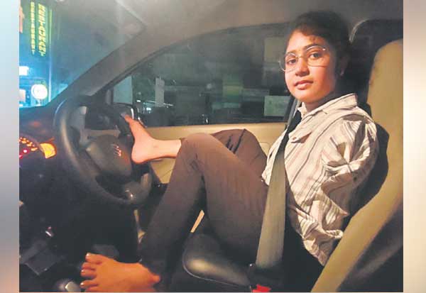  Armless woman gets Driving License a relief from six years of struggle    கைகள் இல்லாத பெண்ணுக்கு கிடைத்தது டிரைவிங் லைசென்ஸ்  ஆறு ஆண்டு போராட்டத்துக்கு விடிவு