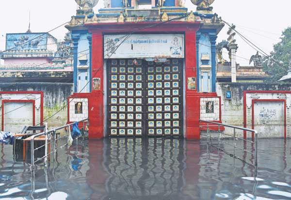 Suffering continues for 5th day due to incessant flood water   வடியாத வெள்ள நீரால் 5வது நாளாக தொடரும் அவதி