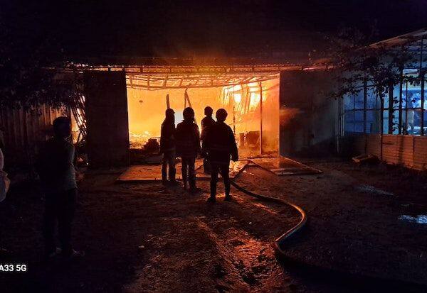  Tiles showroom caught fire causing damage of Rs 25 lakh    டைல்ஸ் ஷோரூம் எரிந்து ரூ.25 லட்சம் சேதம்
