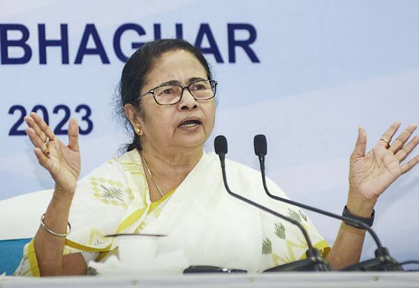  May. Center refuses to fund Bengal: Mamata complains   " நிதியளிக்க மத்திய அரசு மறுக்கிறது" - மம்தா புகார்