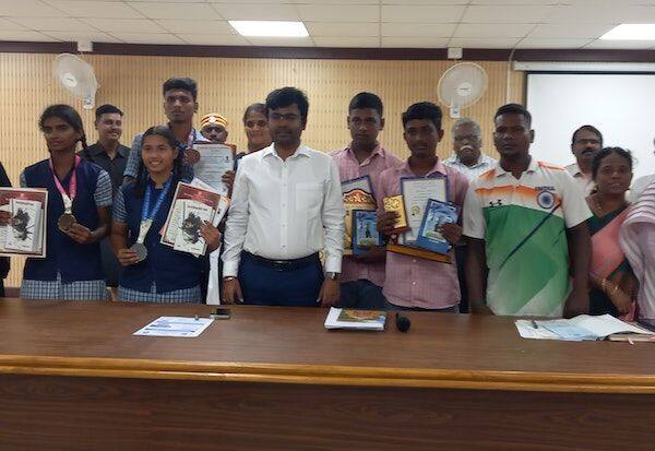  Achieved government school students met and congratulated the collector    சாதித்த அரசு பள்ளி மாணவர்கள் கலெக்டரை சந்தித்து வாழ்த்து