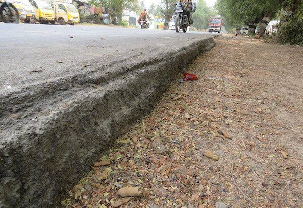  Roadside potholes cause motorists to be involved in soil erosion    மண் அரிப்பால் சாலையோர பள்ளம் விபத்தில் சிக்கும் வாகன ஓட்டிகள்