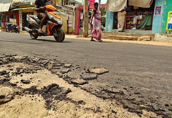  Damage to new tarred road in Pamban: Waste of government funds    பாம்பனில் புதிய தார் சாலை சேதம்: அரசு நிதி வீணடிப்பு