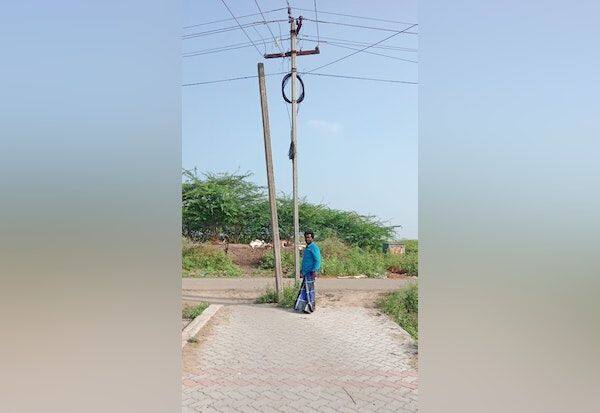  Electric pole in the middle of the road makes it difficult for vehicles to move    சாலையின் நடுவில் மின்கம்பம் வாகனங்கள் செல்வதற்கு சிரமம்