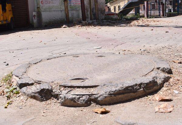  Manholes causing accidents in Virudhunagar    விருதுநகரில் விபத்துக்கு வித்திடும் மேன்ஹோல்கள்