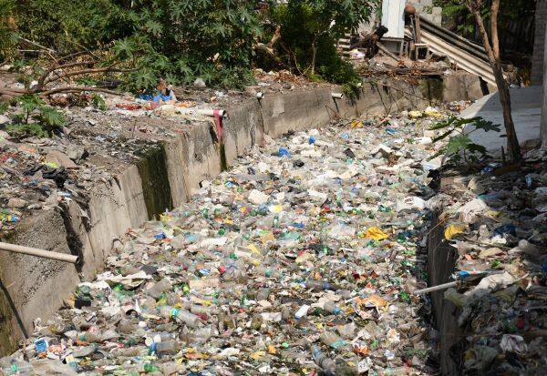  Plastic waste clogs Colianuran canal    கோலியனுாரான் வாய்க்காலில்  பிளாஸ்டிக் கழிவுகள் அடைப்பு