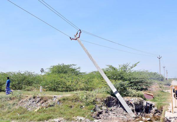  People are afraid of an electric pole accident while leaning on the waterway of Gullarchandi    குல்லுார்சந்தை நீர் வழிப்பாதையில் சாய்ந்த நிலையில் மின் கம்பம் விபத்து அச்சத்தில் மக்கள்