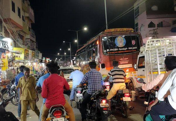  Congestion continues on Tarapuram road due to encroachment     ஆக்கிரமிப்பால் தாராபுரம் ரோட்டில் தொடரும் நெரிசல் 