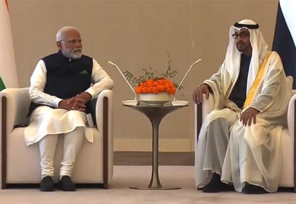 PM Modi meets UAE President Sheikh Mohamed bin Zayed Al Nahyan   யு.ஏ.இ., அதிபருடன் பிரதமர் மோடி சந்திப்பு: புரிந்துணர்வு ஒப்பந்தம் கையெழுத்து