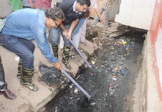 MP collector gets his hands dirty, cleans clogged drains himselfகழிவுநீர் கால்வாயை சுத்தம் செய்த கலெக்டர் : மத்திய பிரதேசத்தில் நடந்த ஆச்சர்ய சம்பவம்