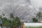  இந்தோனேஷியாவில் எரிமலை சீற்றம்: 13 பேர் பலி; 57 பேர் காயம்